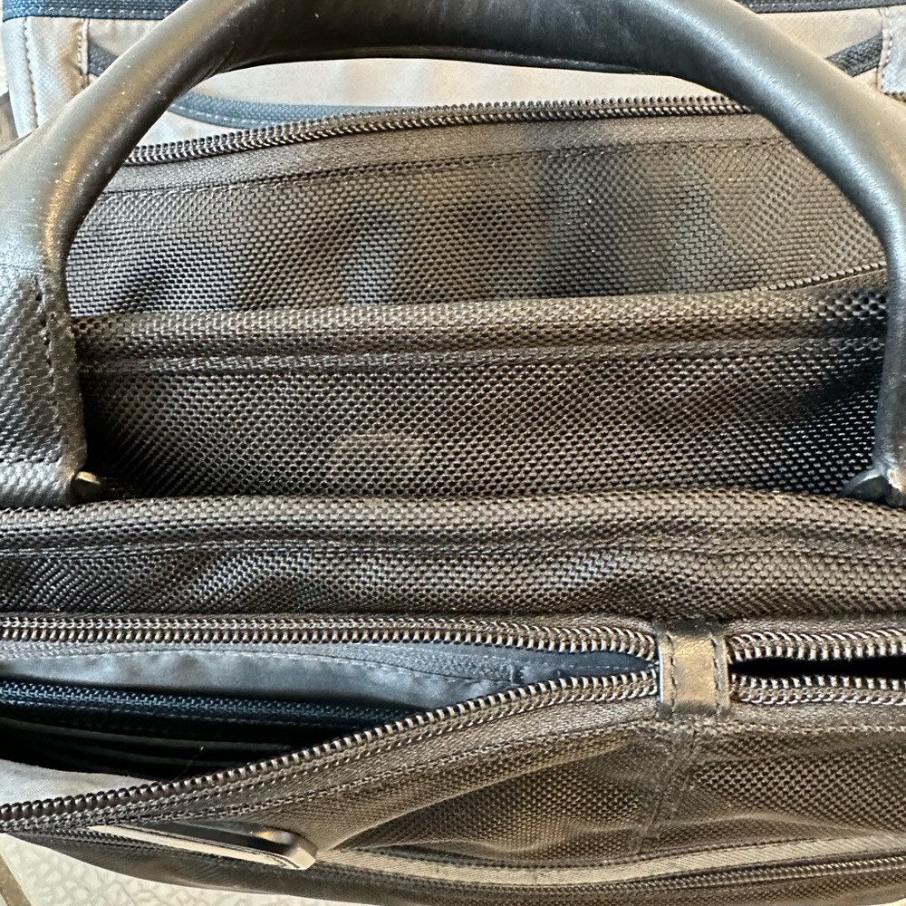 Tumi expandable black organizer laptop briefcase for men or women - Picture 8 of 10